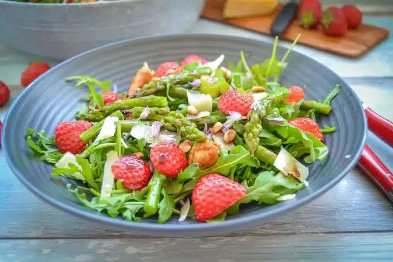 Lauwarmer grüner Spargelsalat mit Erdbeeren & Rucola
