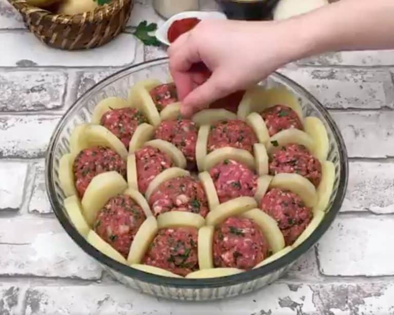 HACKBÄLLCHEN MIT KARTOFFELN AUS DEM BACKOFEN