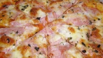 Schnelle Pizza mit einem Teig aus Naturjoghurt