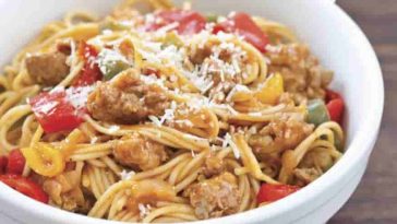 BACHELOR SPAGHETTI MIT WURST, PFEFFERN UND ZWIEBELN