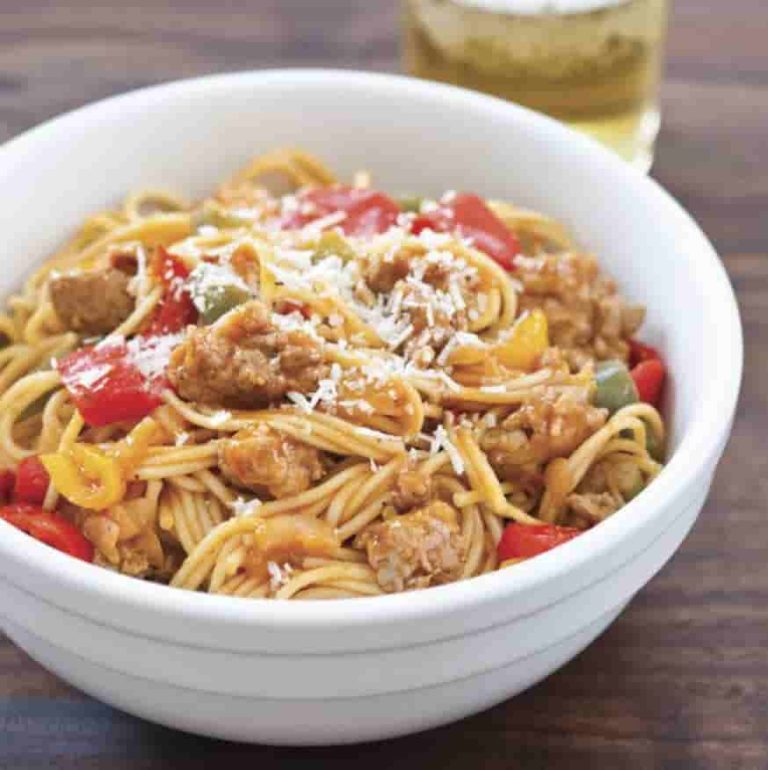 BACHELOR SPAGHETTI MIT WURST, PFEFFERN UND ZWIEBELN