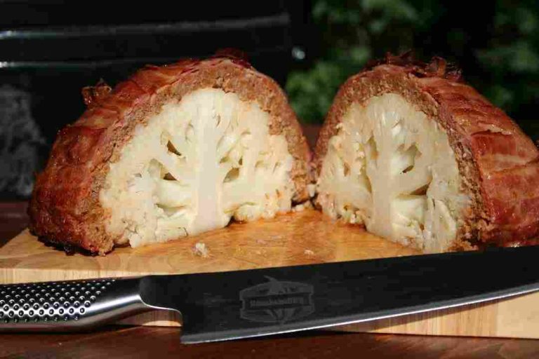 ZUTATEN : 1 kg Hackfleisch, gemischt 1 Blumenkohl 200 g Bacon 1 große Zwiebel(n) 3 Ei(er) Salz und Pfeffer n. B. Senf Kümmel Majoran Paprikapulver 50 g Magerquark n. B. Bacon, gewürfelt n. B. Käse, gerieben ZUBEREITUNG: Den Blumenkohl putzen und und den Strunk kreuzweise einschneiden. Unzerteilt ca. 10 Minuten in Salzwasser kochen. Zwiebeln in kleine Würfel schneiden. Hackfleisch mit Salz, Pfeffer, Senf, Kümmel, Majoran, Paprika und Kümmel würzen und mit den Zwiebeln, den Eiern und dem Quark vermengen. Die Zwiebeln können vorher auch angeröstet werden. Für den Geschmack können noch geröstete Bacon- oder Speckwürfel und geriebener Käse unter die Hackfleischmasse gemischt werden. Den Blumenkohl abgießen und noch heiß in eine etwas größere Auflaufform setzen. Den Blumenkohl gleichmäßig mit dem Hackfleisch bedecken und danach die Baconstreifen auf der gesamten Hackfleisch-Oberfläche verteilen. Anstatt Bacon-Streifen können auch Würfel verwendet werden. Diese einfach auf der gesamten Oberfläche verteilen und festdrücken. Die Hackfleischhülle trocknet mit Baconwürfeln etwas mehr aus als mit Baconstreifen. Den Ofen auf 180 °C Ober-/Unterhitze vorheizen und die Blumenkohlbombe ca. 1 Stunde backen. Als Beilage für die Trennkost/SIS-Variante ist ein leichter Salat zu empfehlen. Sonst sind Salzkartoffeln, eine helle Sauce (evtl. aus dem Blumenkohlwasser) lecker dazu. Vergessen Sie nicht das Rezept für später aufzubewahren!