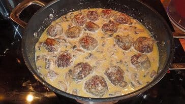 Köttbullar mit Champignon-Rahmsauce