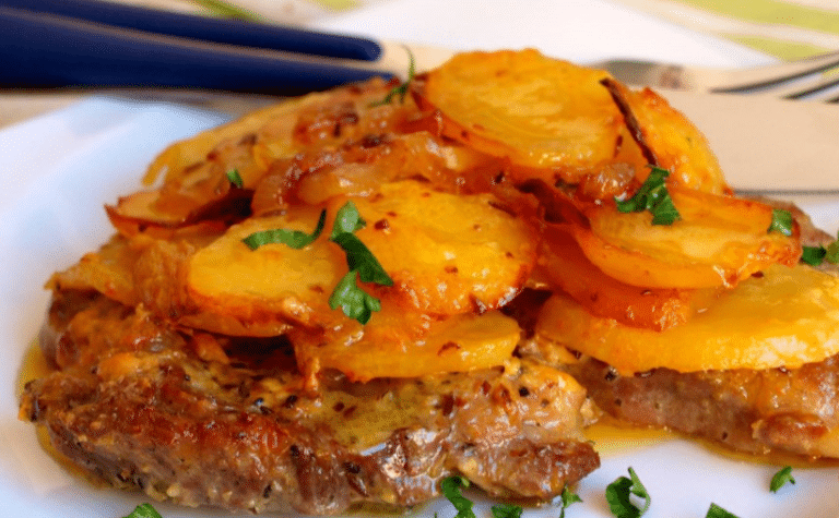 Schweinenacken mit Kartoffeln und Sahne überbacken