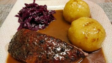 Entenbraten mit Apfelrotkohl und Kartoffelknödel