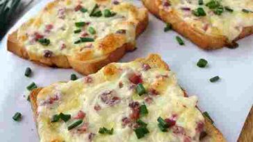 FLAMMKUCHEN TOAST MIT SPECK UND ZWIEBELN