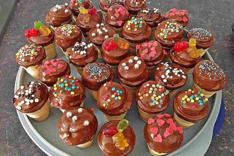 KLEINE KUCHEN IM WAFFELBECHER