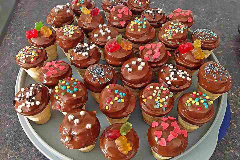 KLEINE KUCHEN IM WAFFELBECHER