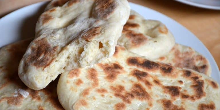 Super schnelle mit Käse gefüllte Knoblauchfladen