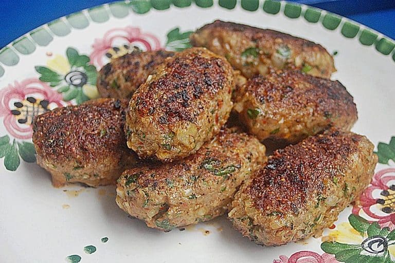 Türkische Hackröllchen mit Gurkenjoghurt und Salat – Einfach Nur Lecker