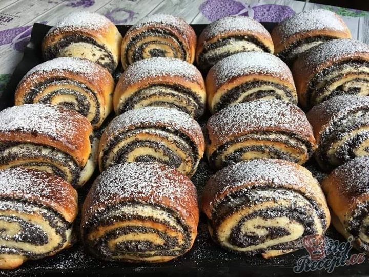 Süße Mohnschnecken mit Joghurt