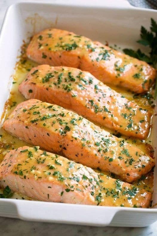 Lachs mit Knoblauchbutter und Zitrone