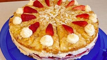 Schneemousse-Erdbeertorte