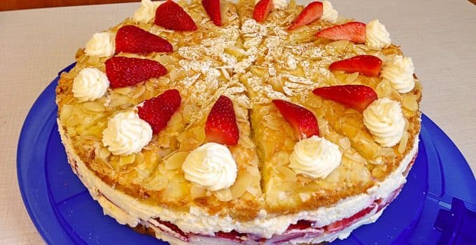 Schneemousse-Erdbeertorte - Beste Kuche