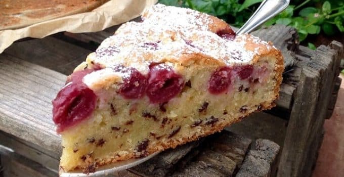 Saftiger rührkuchen mit kirschen