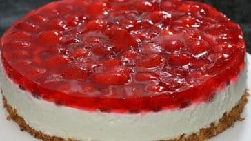 Quark-Pudding-Torte mit Erdbeeren und Tortenguss ohne Backen