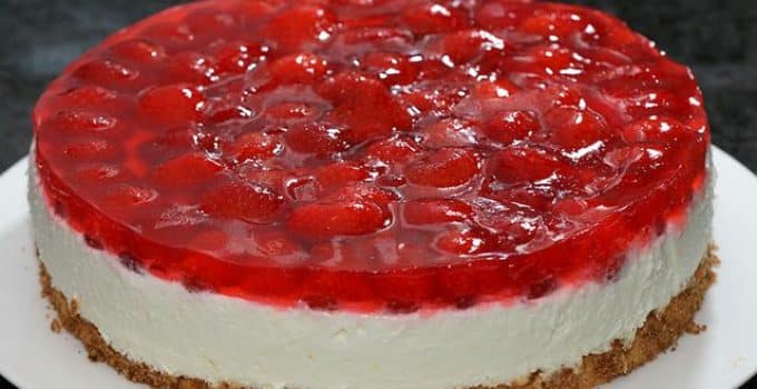 Quark-Pudding-Torte mit Erdbeeren und Tortenguss ohne Backen