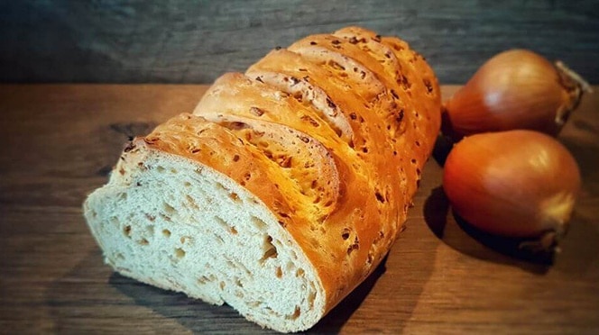 Zwiebelbrot ohne Hefe schneller gegessen als gebacken