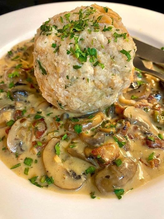 Semmelknödel mit Champignon Rahmsoße Soße und Speck