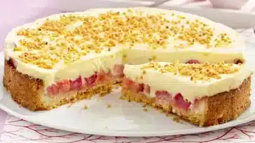 Creme-Kuchen mit Rhabarber