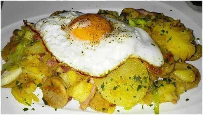 Bratkartoffeln mit Wurst und Spiegelei, eine Traum Kombination