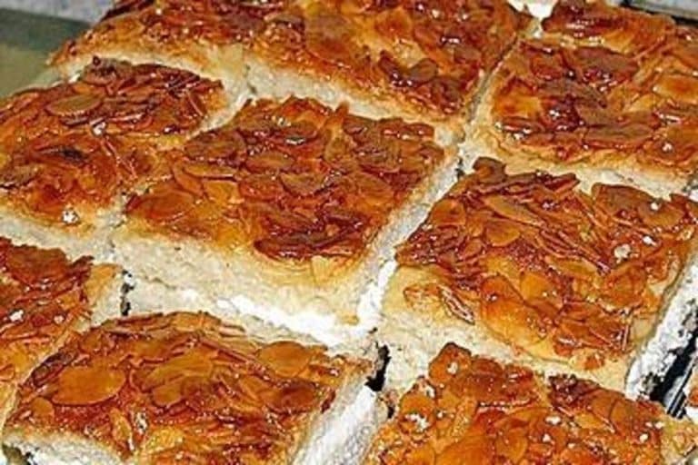 Ultimativer Bienenstich (mit leckerer Pudding – Sahne Füllung)