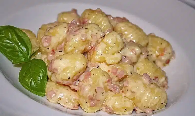 Rezept für Gnocchi mit Käse-Knoblauch-Schinkensauce