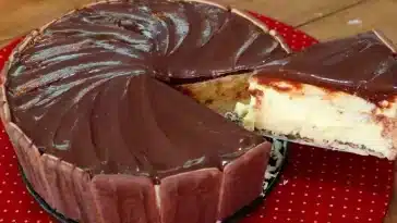 Diese Torte schmeckt wirklich sehr lecker und ist schnell zubereitet: Philadelphia Torte mit Schokoglasur