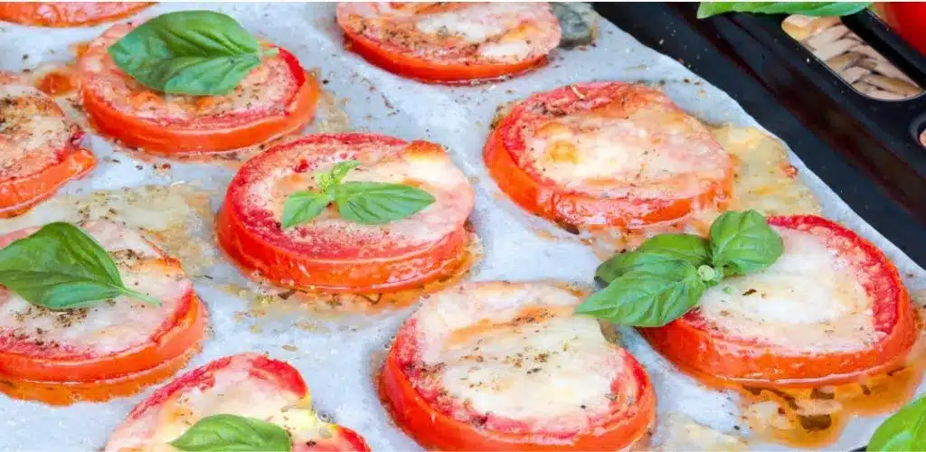 Gebackene Tomaten mit Mozzarella und Parmesan: das Rezept für eine schnelle und leckere Beilage