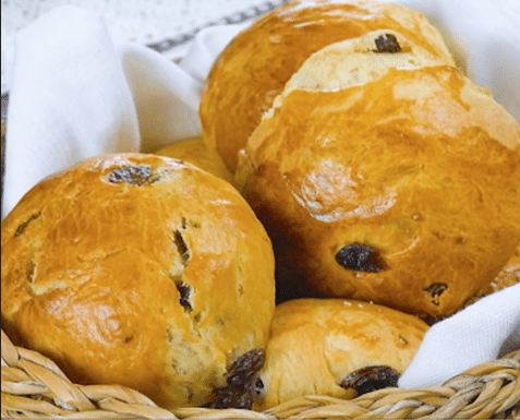 So einfach kann man Rosinenbrötchen selber machen