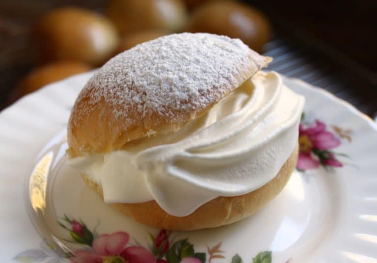 Unvergessliche Hefebrötchen mit Vanillecreme
