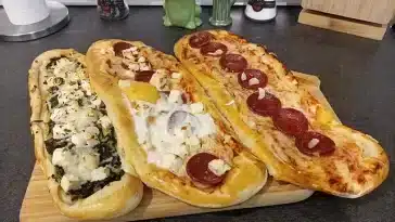 Türkische Pide mit Käse und Sucuk