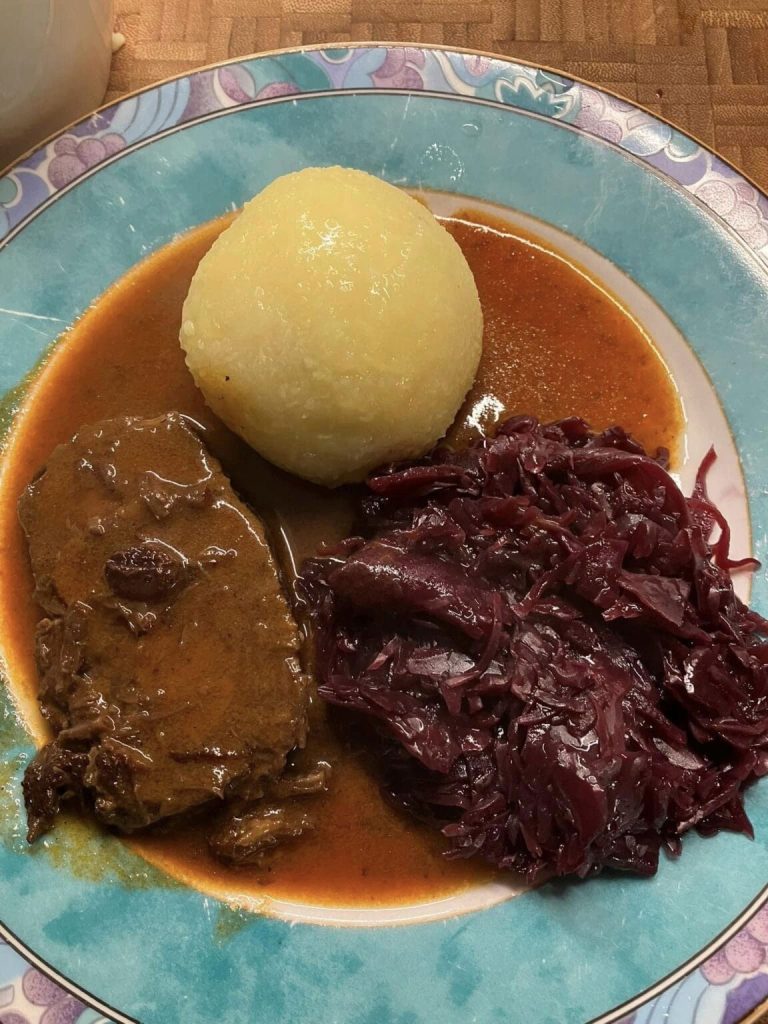 Sauerbraten, Rotkraut und Klöße