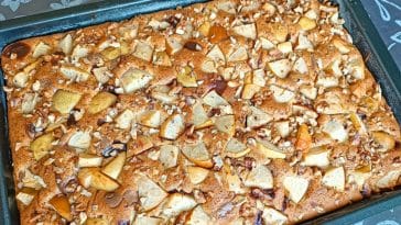 Leckerer Apfel-Nuss-Kuchen mit Honig