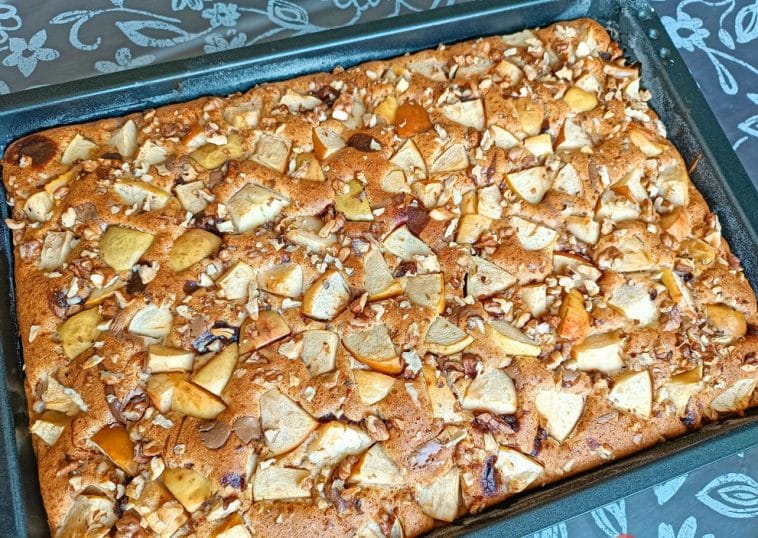 Leckerer Apfel-Nuss-Kuchen mit Honig