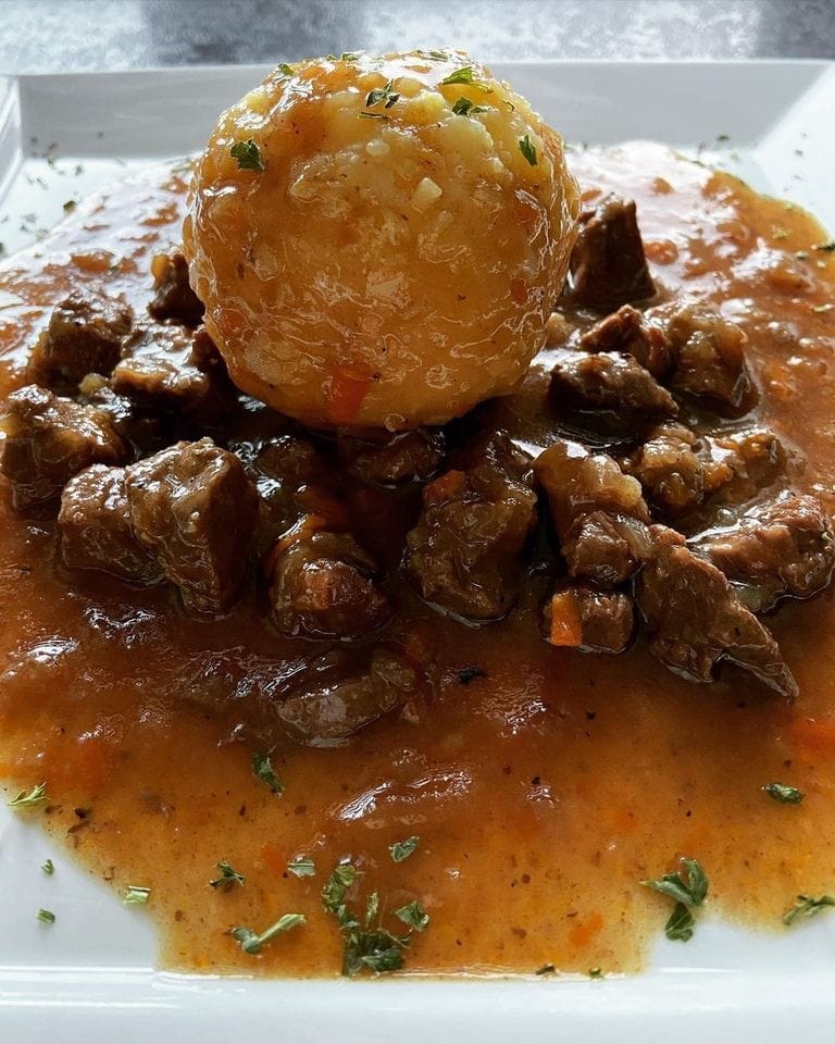 Gulasch mit Knödel