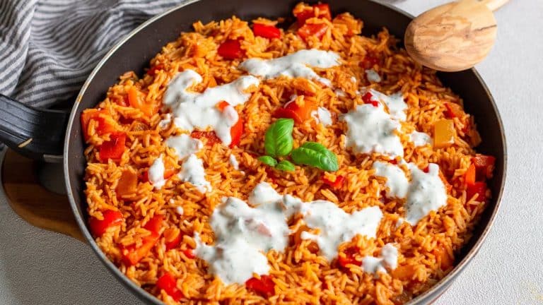 Paprika-Reis-Pfanne mit Joghurtsoße – schnell & vegetarisch