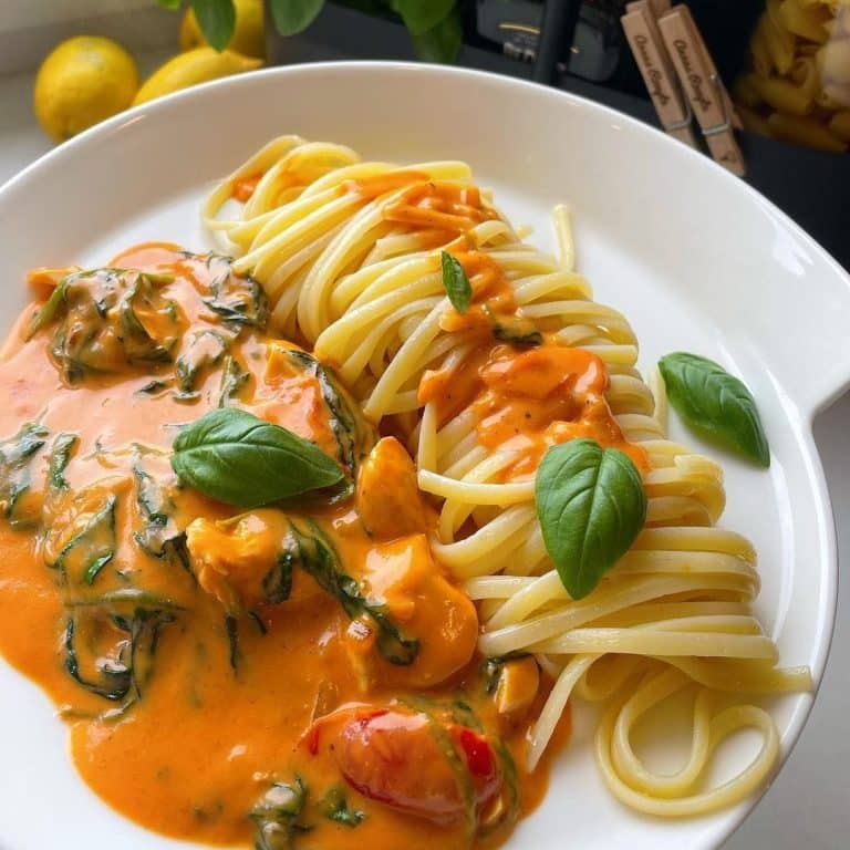 Pasta mit Hahnchen, Blattspinat in einer Tomaten Parmesan Sauce