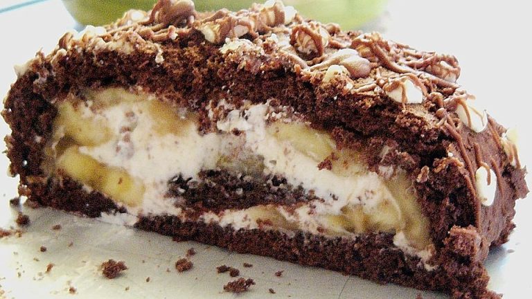 Kakao-Rolle mit Mascarpone und Bananen
