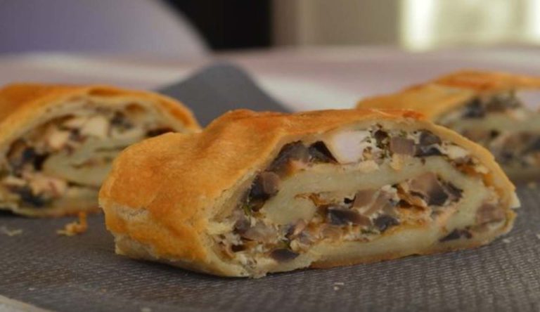 Kartoffelteig gefüllt mit Pilzen