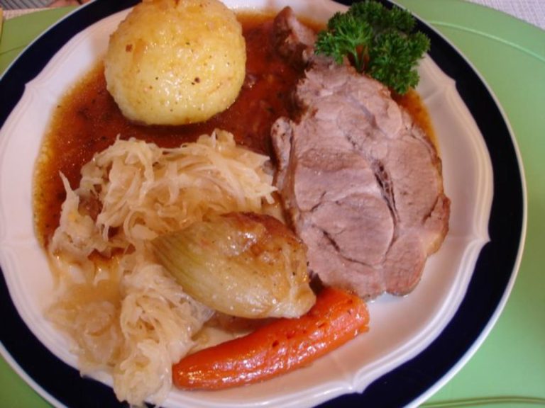 Schweinebraten mit Kartoffelklößen und Sauerkraut