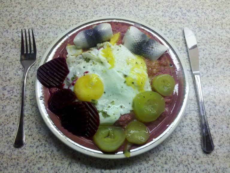Labskaus mit Spiegelei, Rollmops und Rote Bete