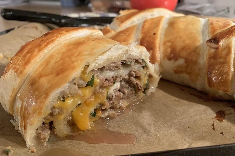 HACKFLEISCH-BLÄTTERTEIG-STRUDEL
