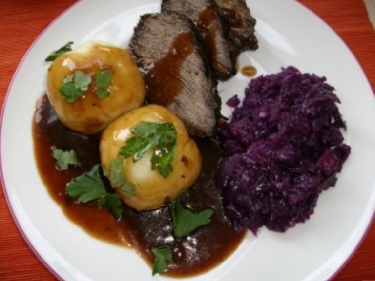 Rezept für Sauerbraten mit Rotkohl und Kartoffelklößen