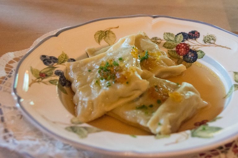 Maultaschen mit Brühe und Kartoffelsalat