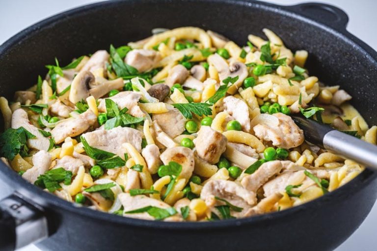 Hähnchenbrust mit Spätzle und Pilzrahmsauce