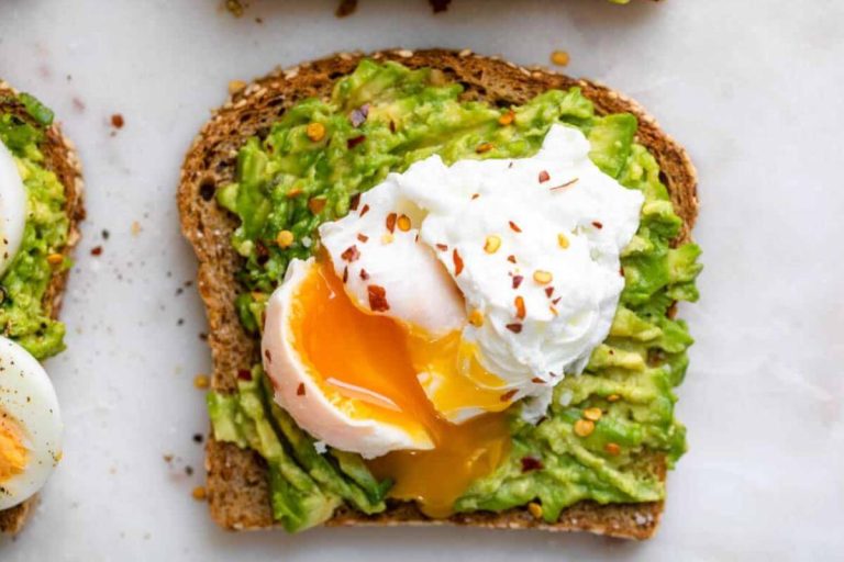 Avocado-Toast mit pochiertem Ei