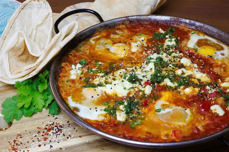 Shakshuka mit Kichererbsen und Feta