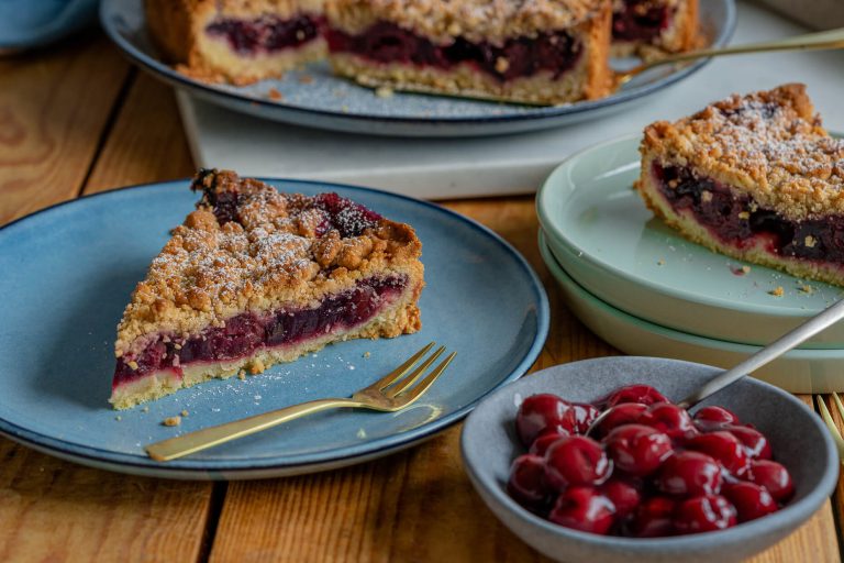 Kirschkuchen mit Streuseln und Vanillepudding
