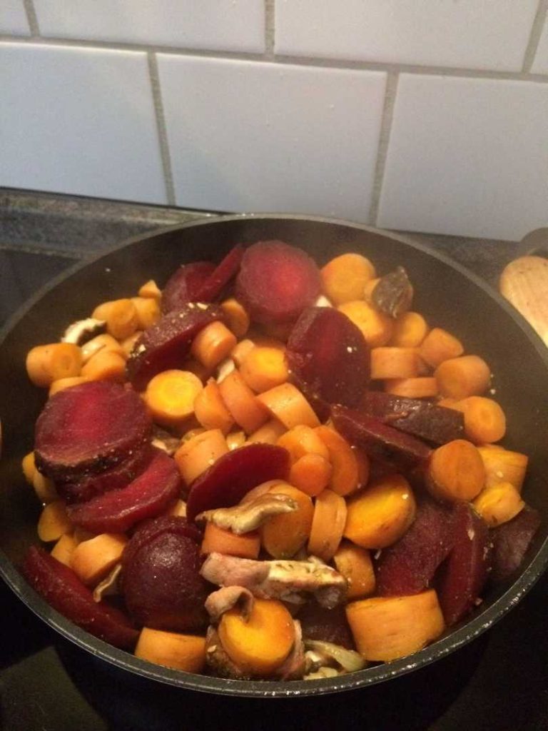Gratin mit allerlei Gesundem & Hackfleisch auf Rote Rüben – Beet